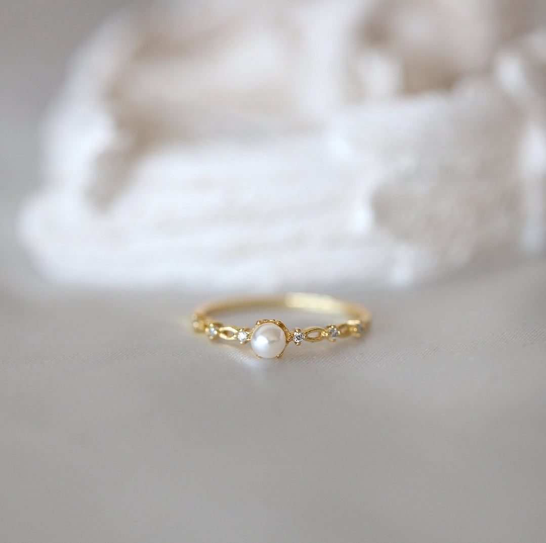 Simple Pearl Ring