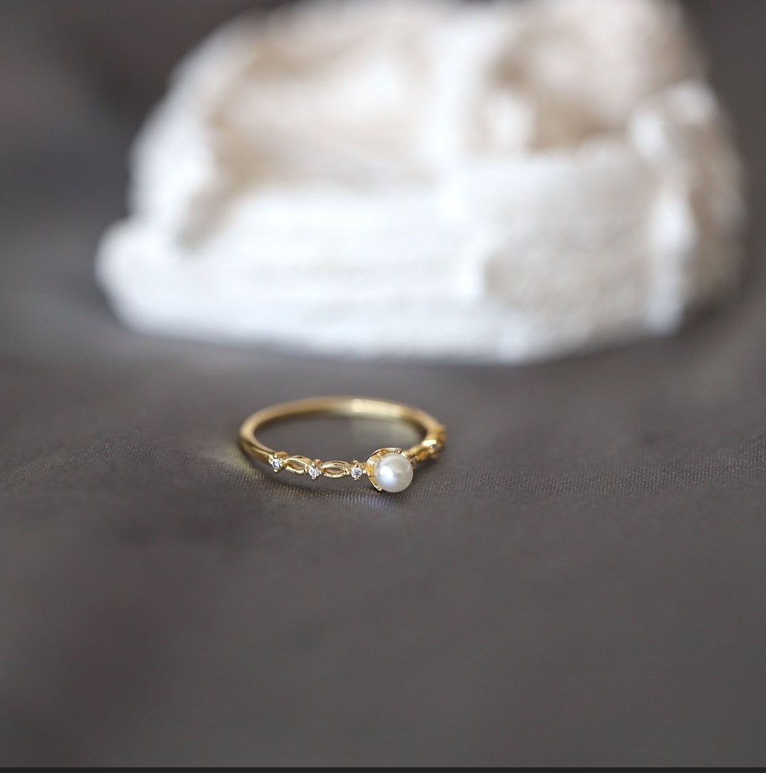 Simple Pearl Ring