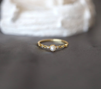 Simple Pearl Ring